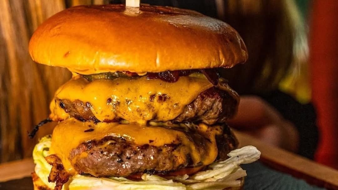 ДВОЕН ТЕЛЕШКИ БУРГЕР С КАРТОФКИ УЕДЖИС