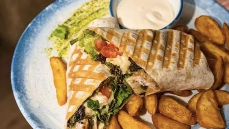 ТОРТИЛА С ХРУПКАВО ПИЛЕ И КАРТОФКИ УЕДЖИС