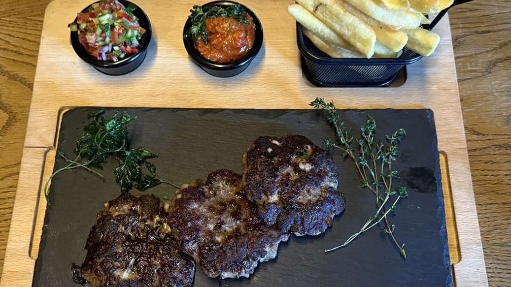 ТЕЛЕШКИ КЮФТЕТА С ДИПЪРС КАРTOФИ И ЛЮТЕНИЦА