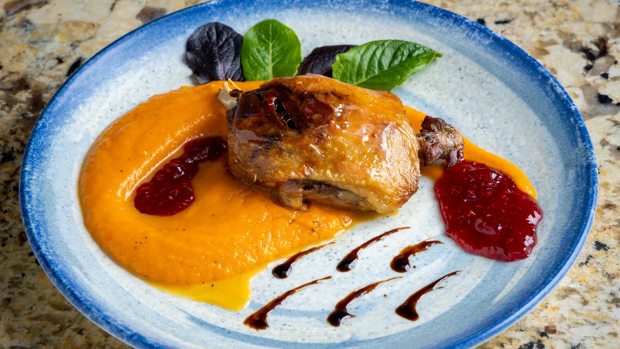 Патешко бутче конфи с пюре от батат и сладко от вишни