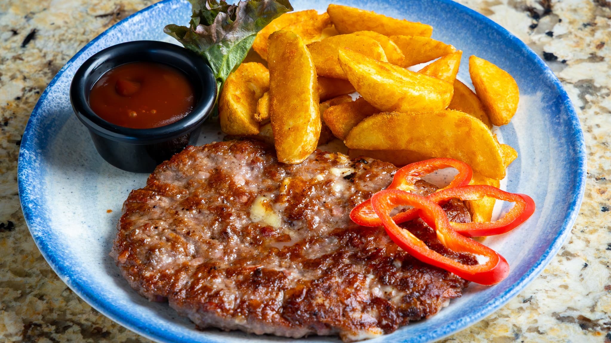 Плескавица с картофи Уеджис и кълцана салата