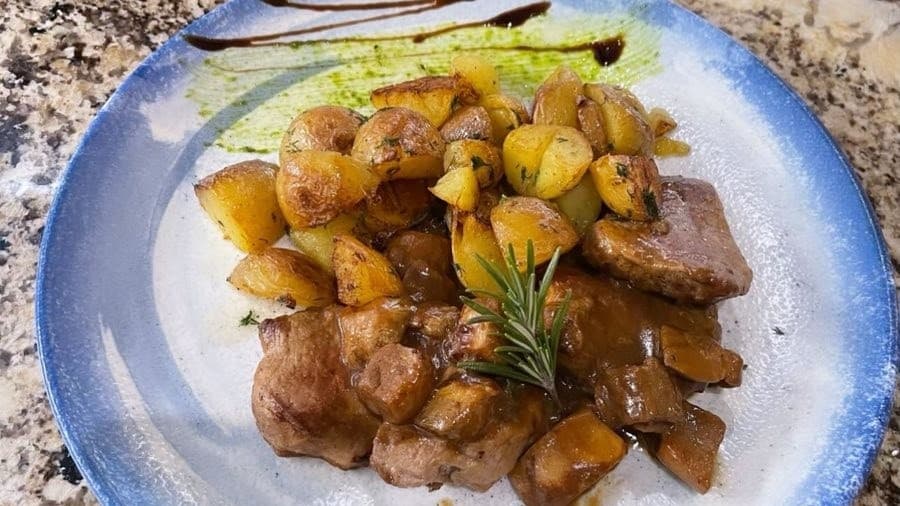 СВИНСКИ КАРЕНЦА С МАНАТАРКИ И СОТИРАНИ КАРТОФИ