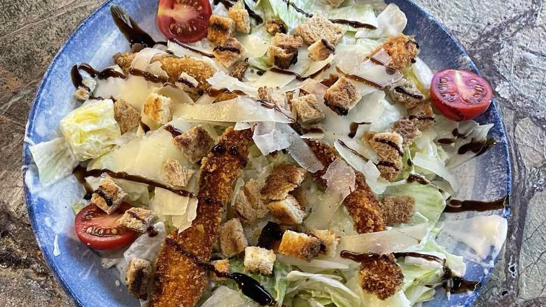 САЛАТА ЦЕЗАР С ХРУПКАВО ПИЛЕ