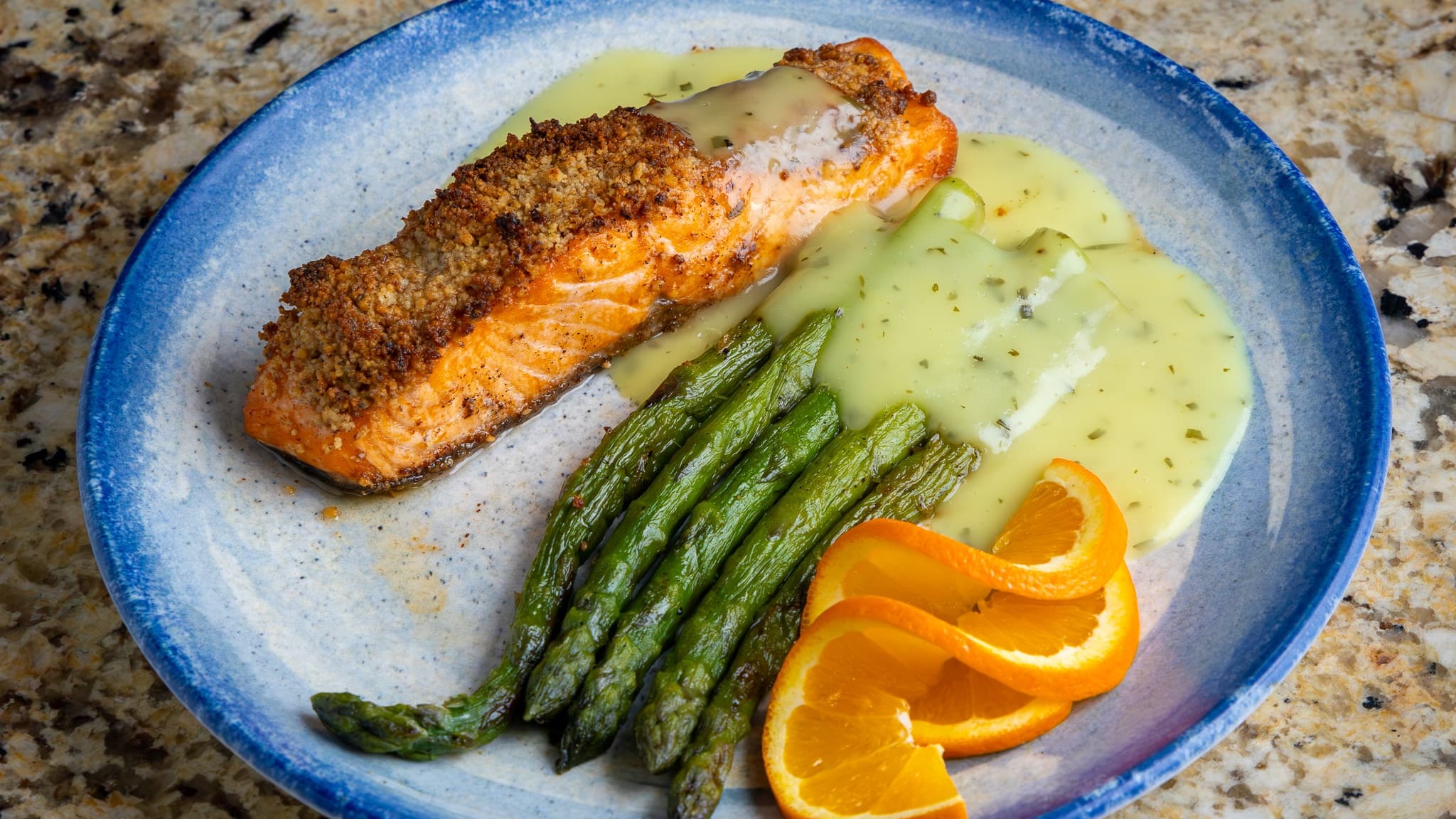 Филе от сьомга с орехова коричка сос бернез и аспержи