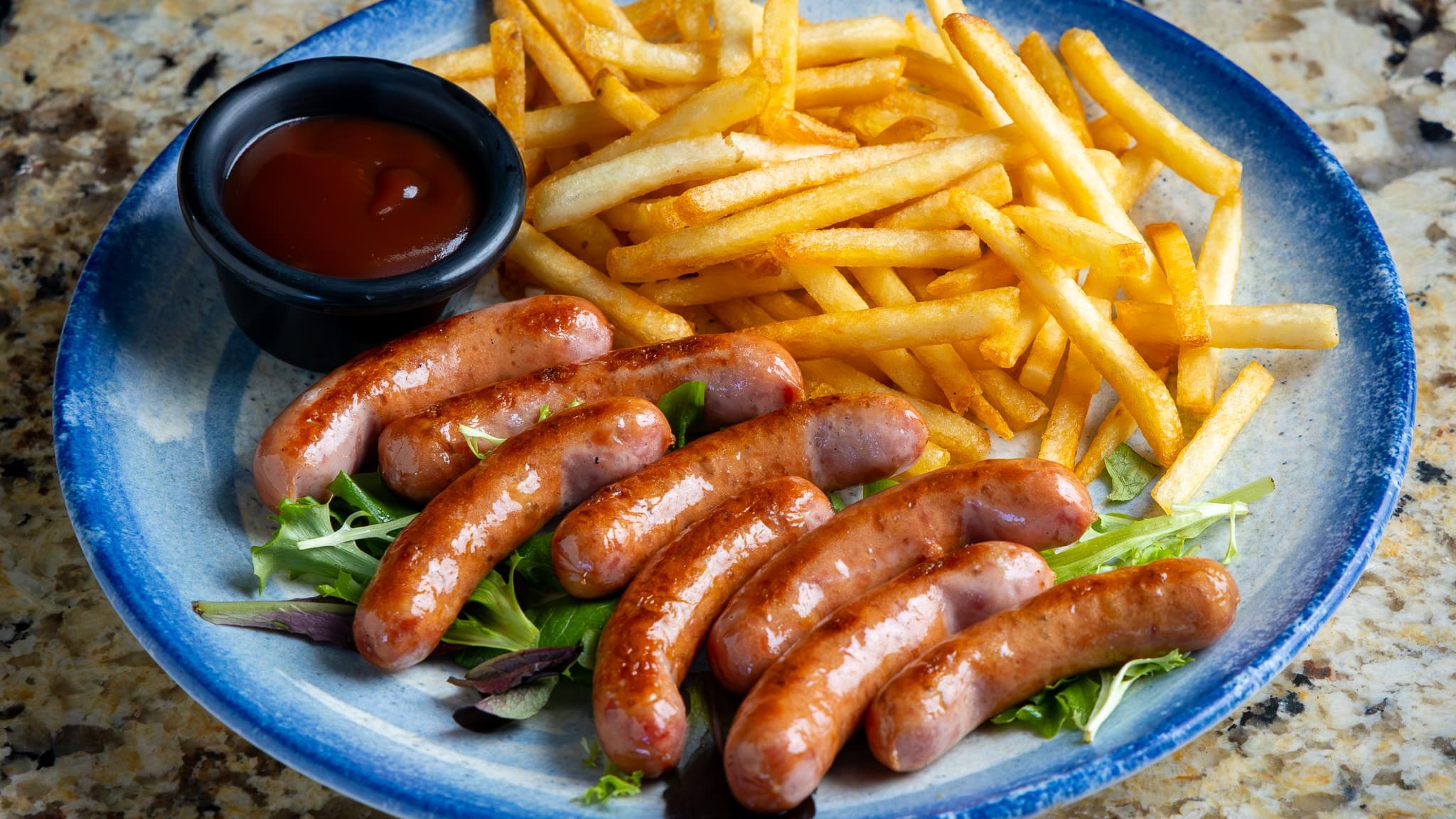 Наденички с барбекю сос и пържени картофи