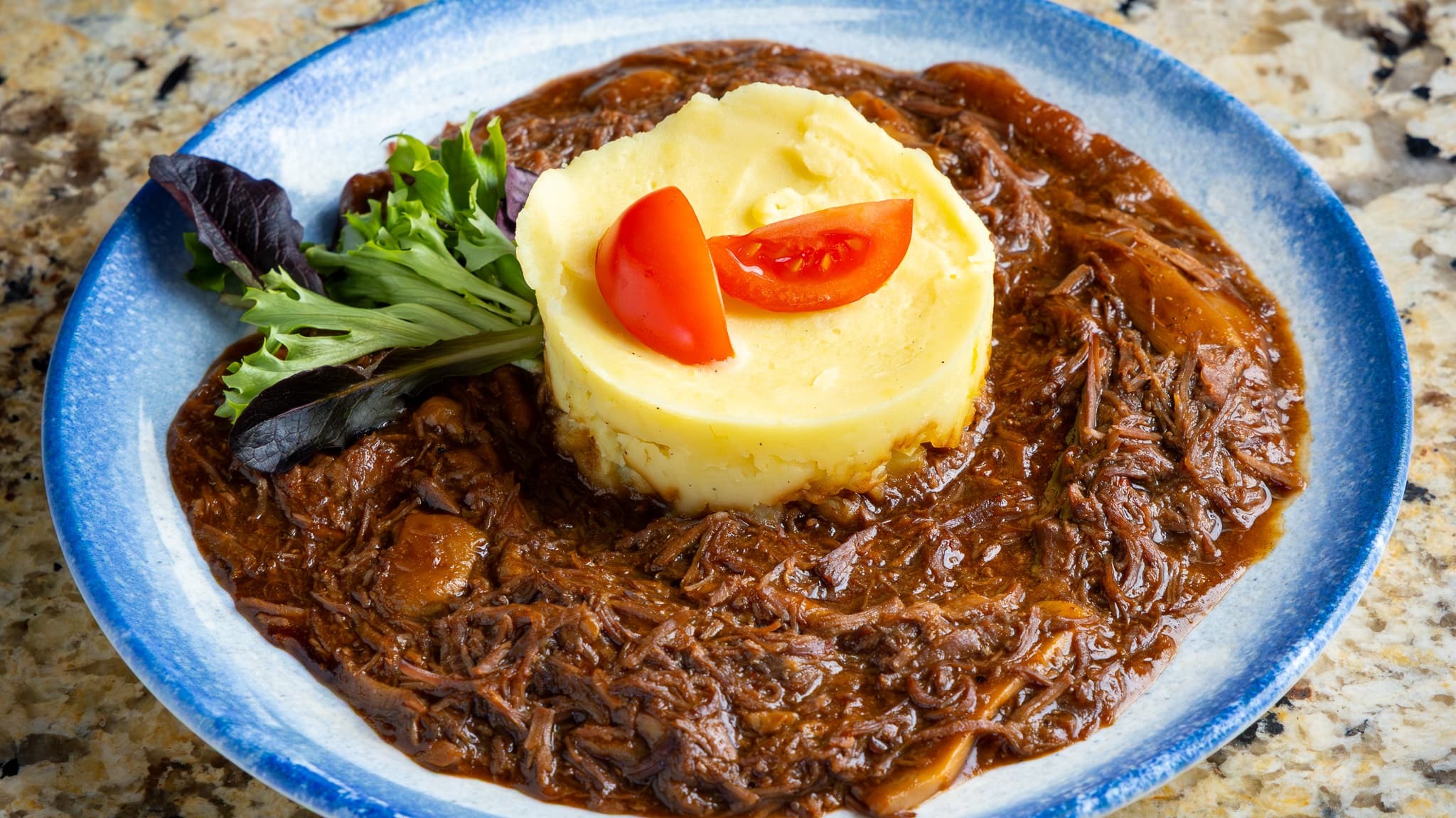 Бавно готвено телешко с манатарки и картофено пюре