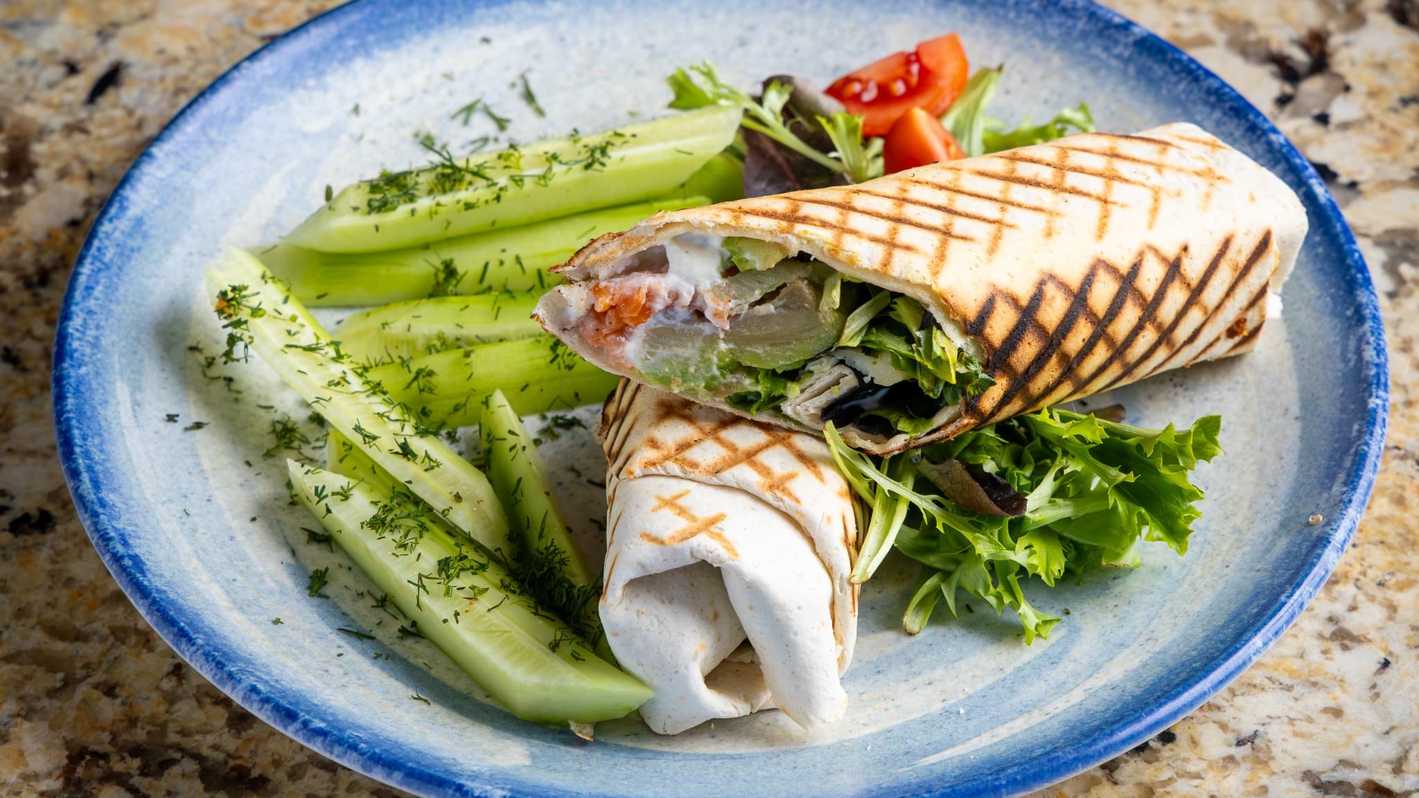 Бурито със сьомга ,авокадо и домати,гарнирано с краставици