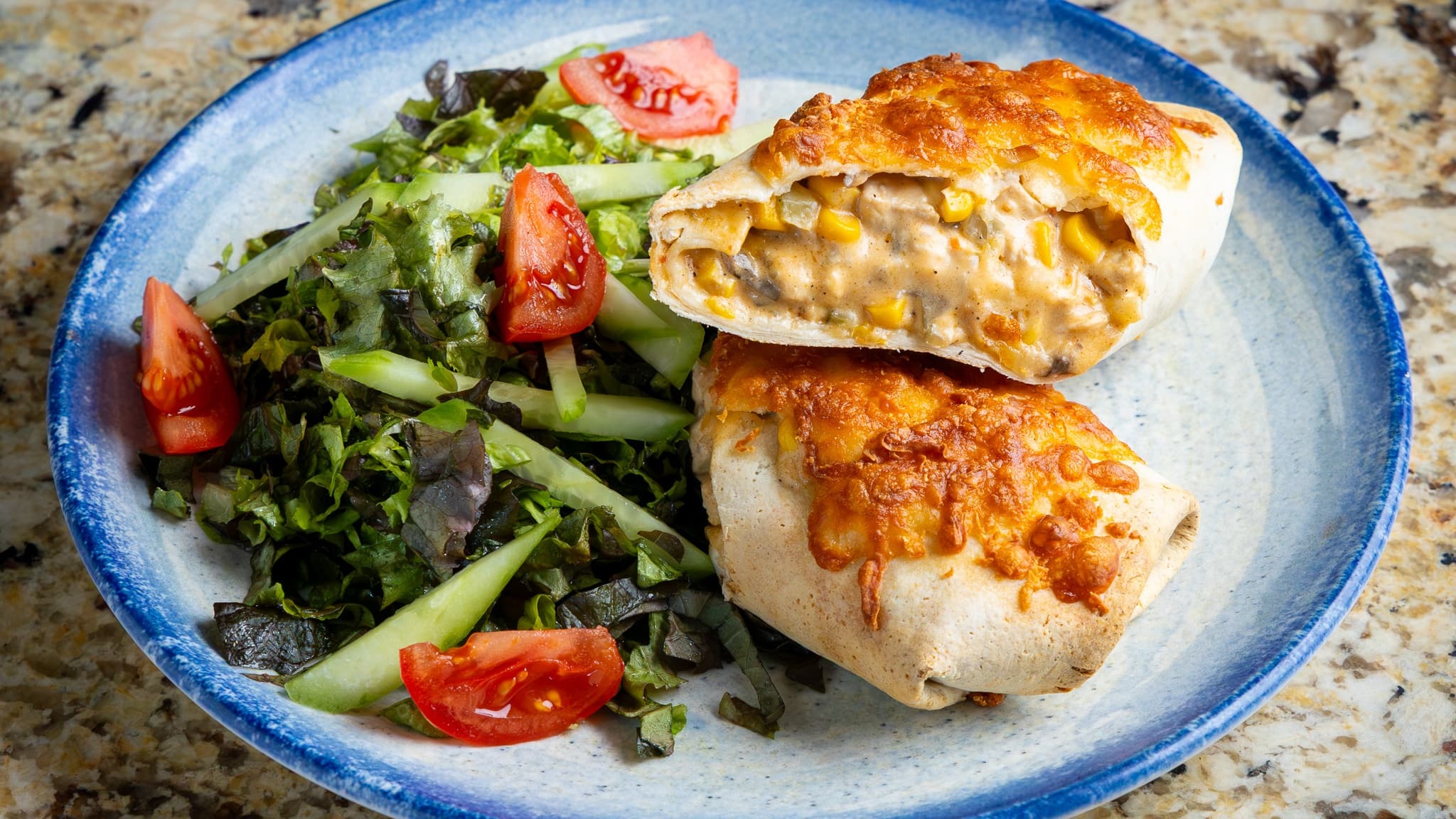 Енчилада с пиле, гъби,пушено сирене,сметана и пъстра салата